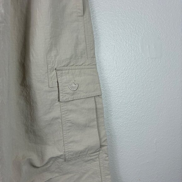 NWOT Adidas Men’s Premium Woven Ripstop Cargo Pants Beige Sz M Streetwear - Picture 3 of 8